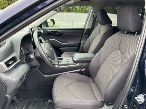 Used 2025 Toyota Highlander LE FWD image 38