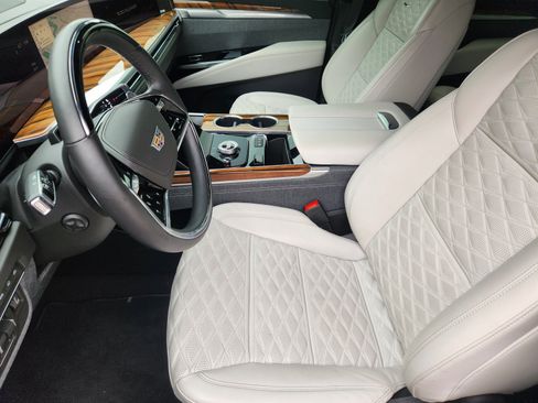 Certified 2025 Cadillac Escalade Sport Platinum w/ LPO, ONYX Package AWD/4WD image 11