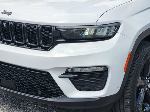 Used 2025 Jeep Grand Cherokee Limited w/ Luxury Tech Group II AWD/4WD image 8