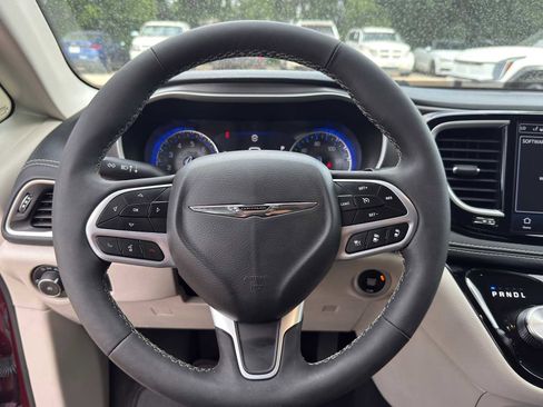 Used 2023 Chrysler Pacifica Touring-L FWD image 14