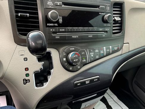 Used 2012 Toyota Sienna SE FWD image 14