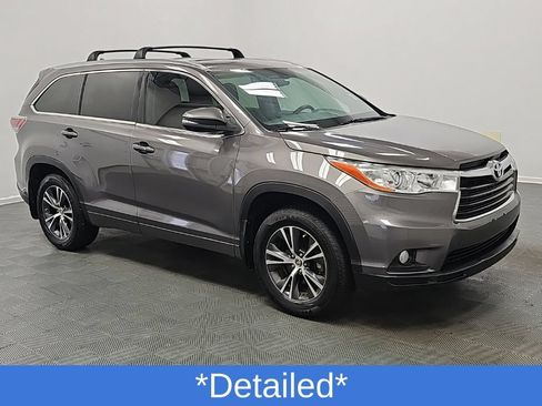 Used 2016 Toyota Highlander XLE FWD image 2
