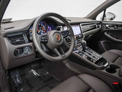 Certified 2025 Porsche Macan image 4