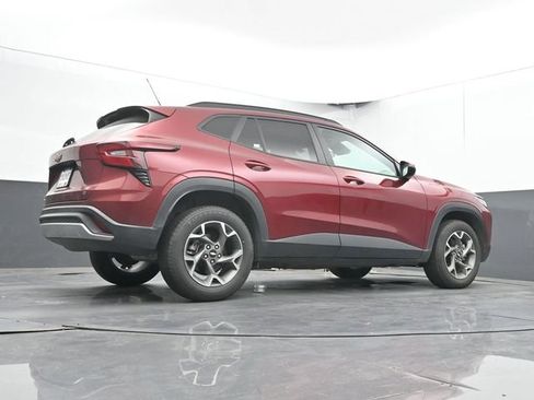 Used 2025 Chevrolet Trax LT FWD image 23