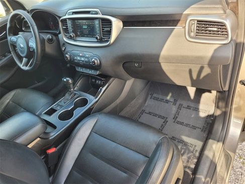 Used 2017 Kia Sorento EX image 18