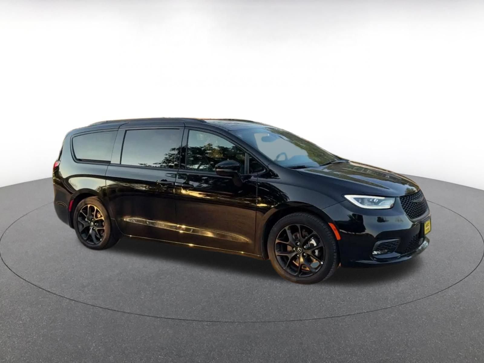 Used 2025 Chrysler Pacifica Limited FWD image 2