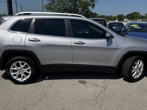 Used 2017 Jeep Cherokee Latitude w/ Comfort/Convenience Group FWD image 9