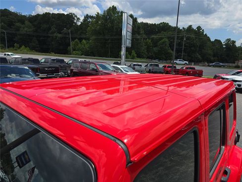 Used 2025 Jeep Wrangler Unlimited Sahara AWD/4WD image 11