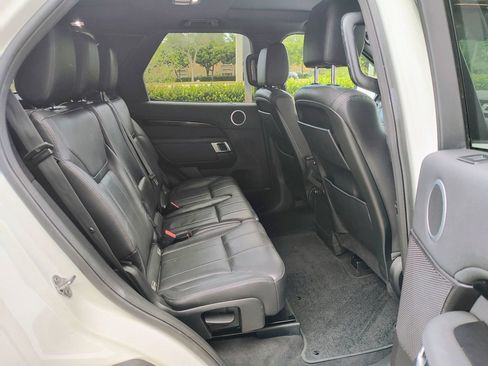 Used 2017 Land Rover Discovery SE image 15