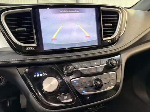 Used 2023 Chrysler Pacifica Touring-L w/ S Appearance Package image 19