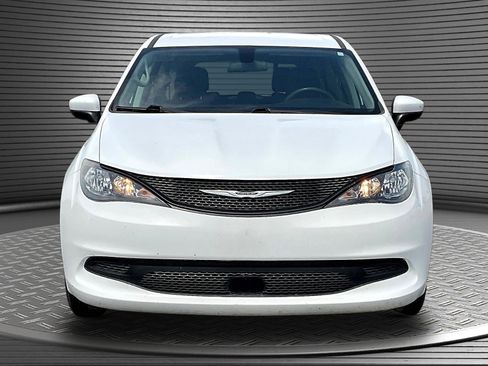 Used 2022 Chrysler Voyager LX FWD image 2