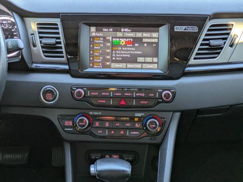 Used 2017 Kia Niro EX image 18