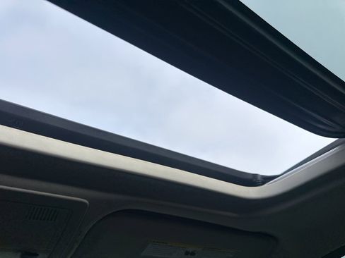 Used 2013 Chevrolet Avalanche LTZ image 12