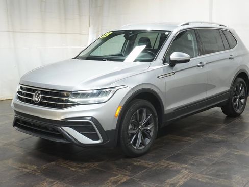 Used 2023 Volkswagen Tiguan SE image 2