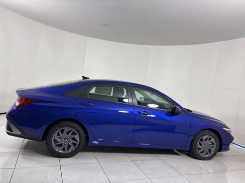Used 2025 Hyundai Elantra Hybrid FWD image 6