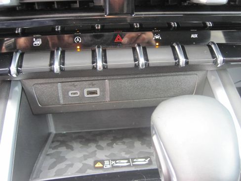 Used 2023 Chevrolet Colorado Z71 w/ Z71 Convenience Package 2 image 18