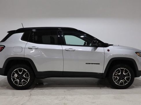 Used 2025 Jeep Compass Trailhawk AWD/4WD image 9