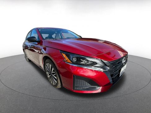 Used 2025 Nissan Altima 2.5 SV image 1