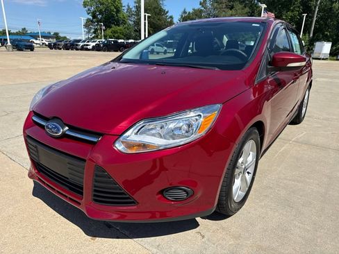 Used 2014 Ford Focus SE w/ SE Winter Package FWD image 2