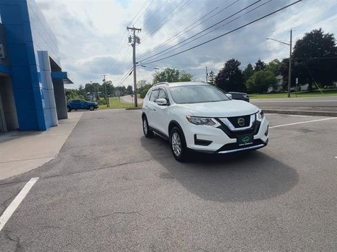 Used 2020 Nissan Rogue SV image 2