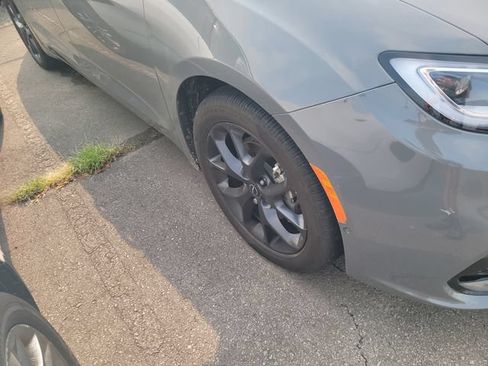 Used 2025 Chrysler Pacifica Limited FWD image 4