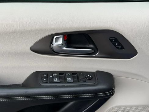 Used 2021 Chrysler Pacifica Touring-L w/ Uconnect Theater Family Group AWD/4WD image 21
