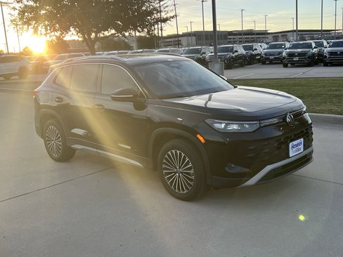 Certified 2025 Volkswagen Tiguan S image 2