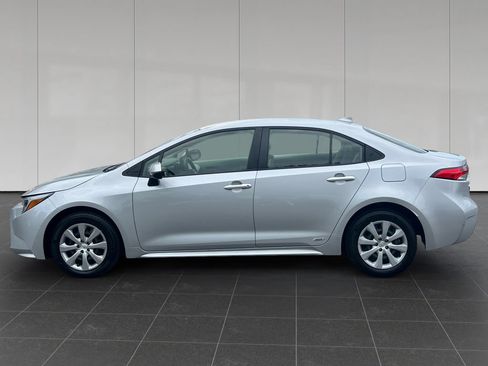 Used 2025 Toyota Corolla LE AWD/4WD image 2