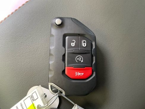 Used 2025 Jeep Gladiator Mojave w/ Convenience Group AWD/4WD image 34