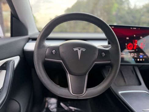 Used 2022 Tesla Model Y Long Range image 40