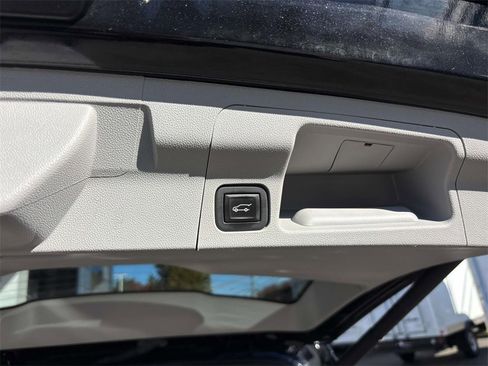 Used 2023 GMC Acadia SLT w/ Technology Package image 13