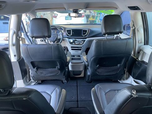 Used 2017 Chrysler Pacifica Touring-L FWD image 17