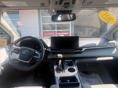 Used 2025 Toyota Sienna XLE w/ XLE Plus Package FWD image 19