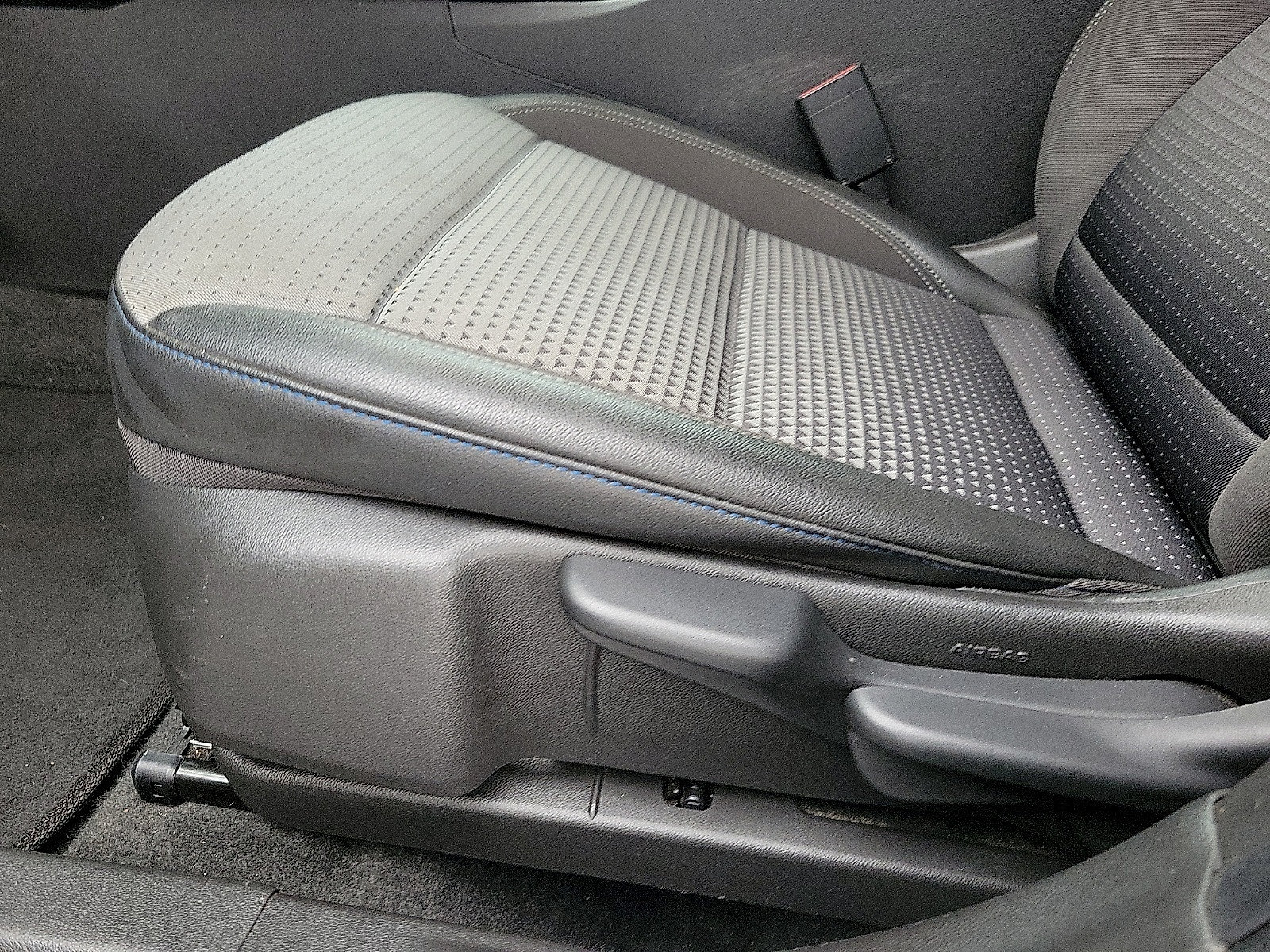 Used 2025 Chevrolet Trax LT w/ LT Convenience Package FWD image 12