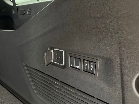 Used 2025 GMC Yukon XL AT4 Ultimate image 12