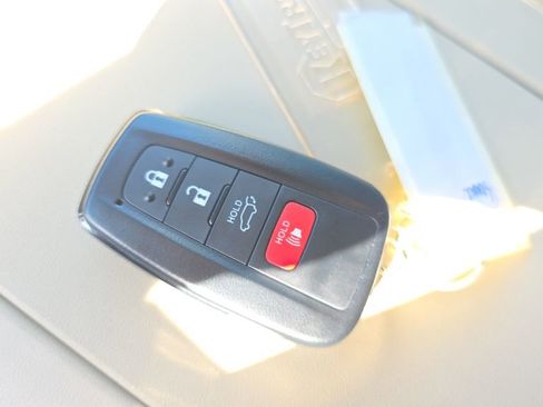 Used 2023 Toyota Highlander XLE image 36