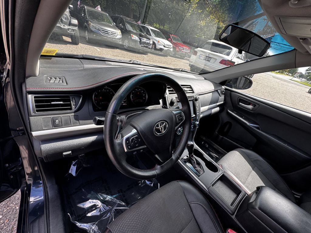 Used 2017 Toyota Camry SE w/ Moonroof Package FWD image 14