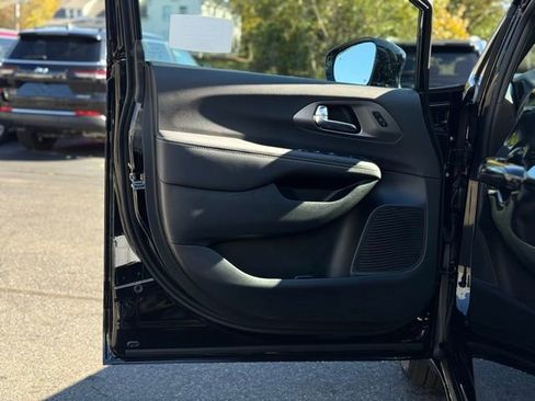 New 2026 Chrysler Pacifica Select image 10