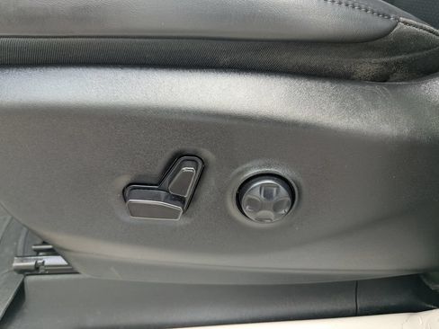 Used 2023 Chrysler Pacifica Touring-L FWD image 33