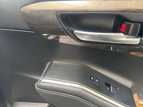 Used 2023 Toyota Highlander Limited image 7