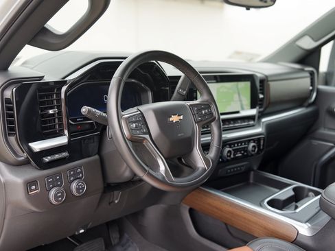 Used 2025 Chevrolet Silverado 3500 High Country w/ High Country Premium Package AWD/4WD image 4