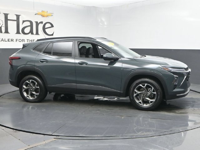 Used 2025 Chevrolet Trax LT FWD image 1
