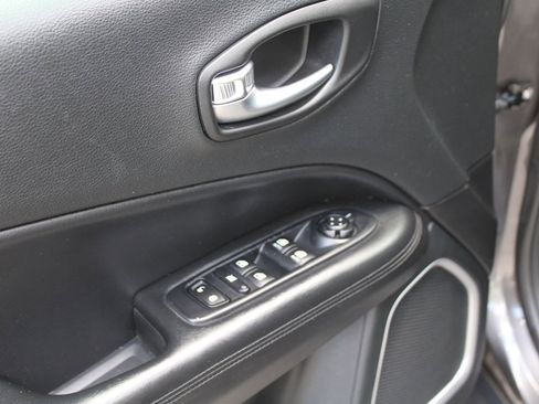 Used 2018 Jeep Compass Latitude FWD image 18