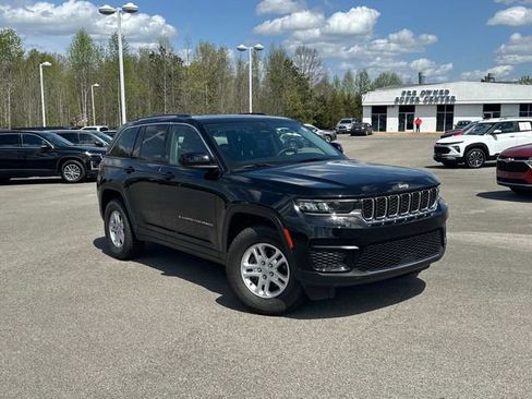 Used 2023 Jeep Grand Cherokee Laredo AWD/4WD image 2