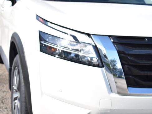 Used 2024 Nissan Pathfinder SL FWD image 18