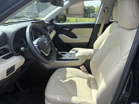 Used 2024 Toyota Highlander XLE AWD/4WD image 12