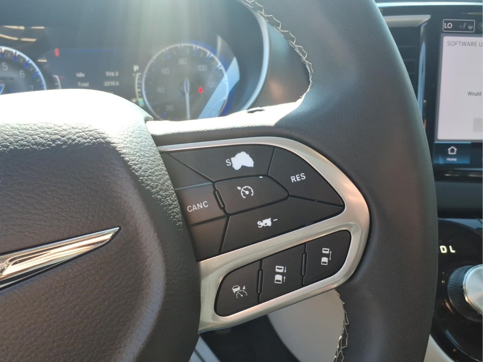 Used 2023 Chrysler Pacifica Touring-L FWD image 16