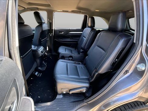 Used 2018 Toyota Highlander XLE AWD/4WD image 21