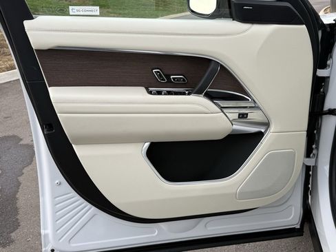 New 2025 Land Rover Range Rover SE image 14