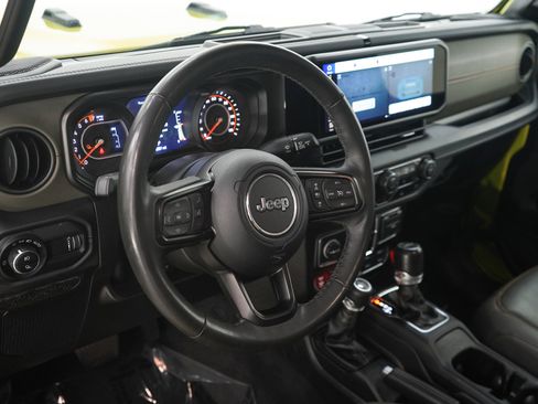 Used 2025 Jeep Gladiator Mojave w/ Convenience Group AWD/4WD image 18